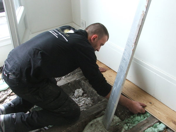 Etape 7 : mise en place du nouveau parquet, la première lame est installée côté rainure sur le mur.