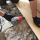 Etape 9 : clouage des lames, au marteau ou pistolet pneumatique.