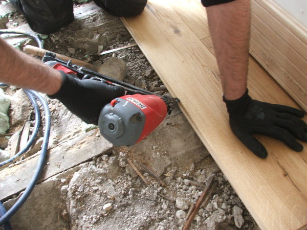 Etape 9 : clouage des lames, au marteau ou pistolet pneumatique.