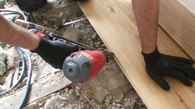 Etape 9 : clouage des lames, au marteau ou pistolet pneumatique.