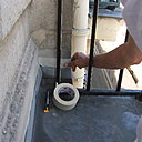 Etape 2 : protection des surfaces attenantes au niveau des remontées de plomb du balcon.