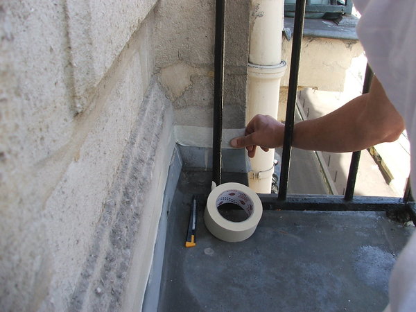 Etape 2 : protection des surfaces attenantes au niveau des remontées de plomb du balcon.