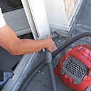 Etape 3 : dépoussiérage à l’aide d’un aspirateur.