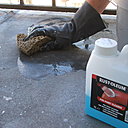 Etape 4 : nettoyage des surfaces au nettoyant avant peinture Rust-Oleum 2904.