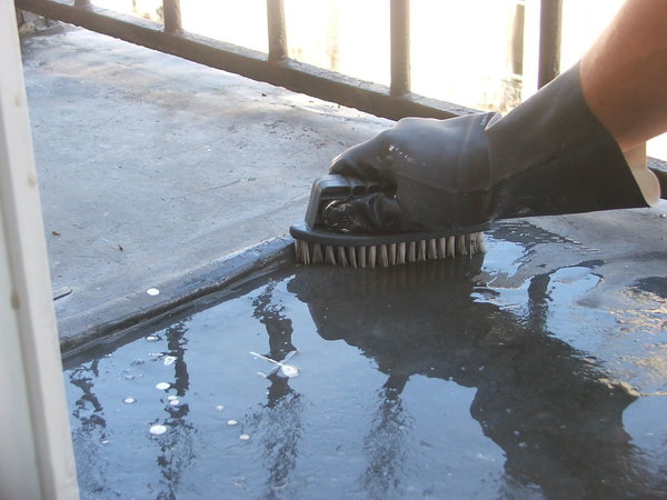 Etape 5 : brossage du nettoyant-dégraissant.