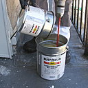 Etape 7 : préparation du mélange des 2 composants de la première couche Rust-Oleum B95SL époxy souple autolissant.