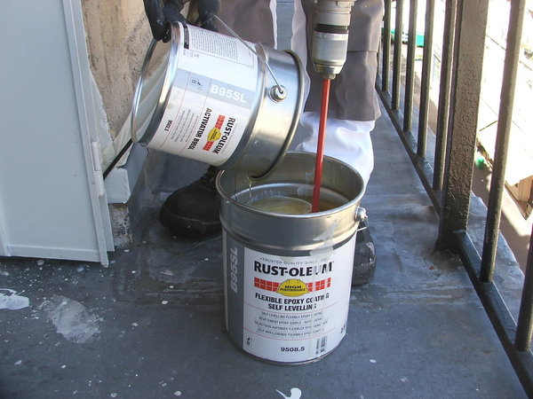 Etape 7 : préparation du mélange des 2 composants de la première couche Rust-Oleum B95SL époxy souple autolissant.