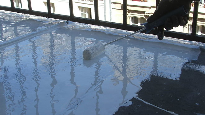 Etape 9 : application de la couche d’époxy souple au rouleau.