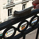 Etape 13 : élimination des parties oxydées et écaillées sur garde-corps par brossage métallique.