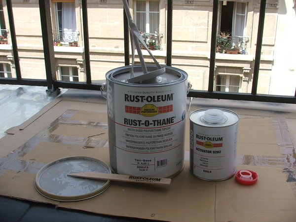 Etape 16 : préparation du mélange des 2 composants de la finition polyuréthane Rust-Oleum 9200.