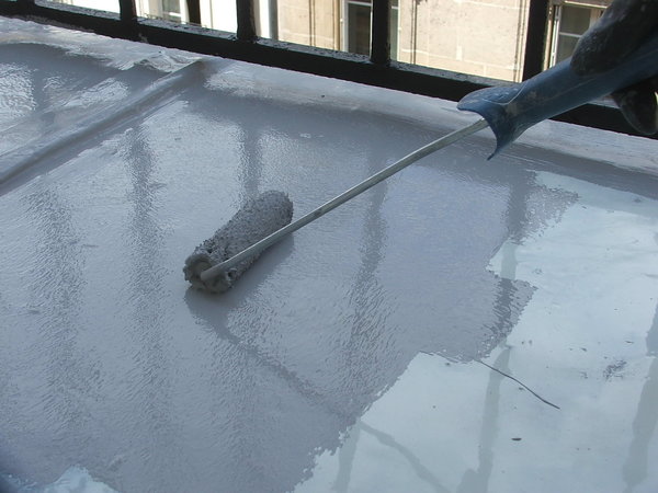 Etape 18 : application de la couche de finition au rouleau.