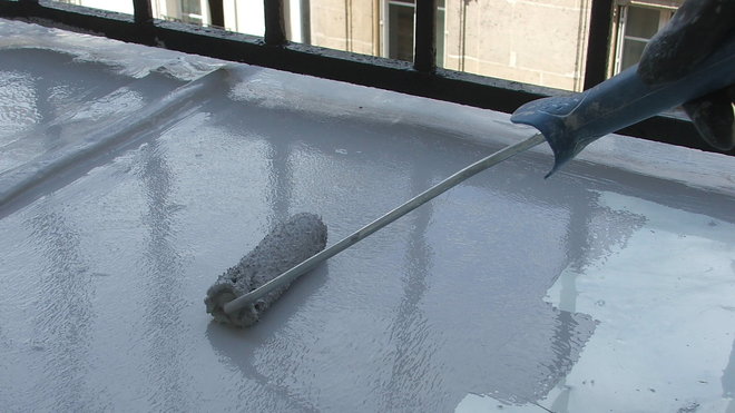 Etape 18 : application de la couche de finition au rouleau.