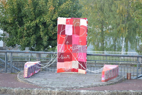 Tricot dans la ville street art tricoté, crocheté installé dans la ville.