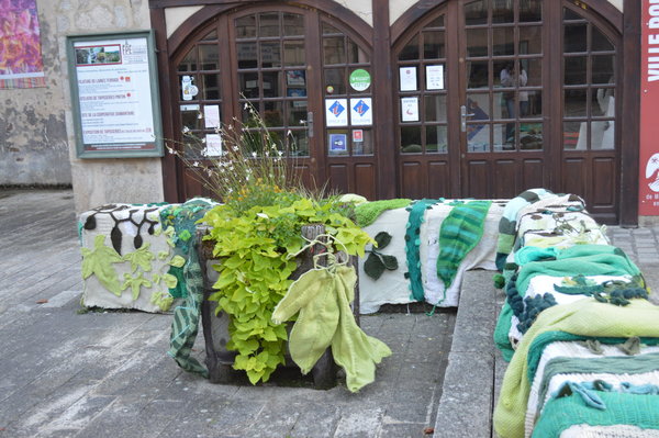 Préparation des œuvres tricotées avant l'accrochage.