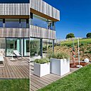 Au second niveau, les pièces de jour sont prolongées par une terrasse.