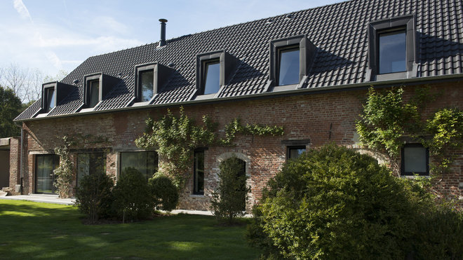 La bâtisse a été rénovée dans le respect de l’ancien. Un niveau d’habitation a été créé pour accueillir 6 chambres sous les toits, percés par des chiens-assis.