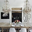 Les magnifiques lustres, qui ont nécessité de percer le faux plafond pour être installés au-dessus de la table de la salle à manger, proviennent du château de Huldenberg. Quant à la table de style baroque, elle provient de la famille de Katia.