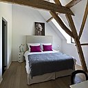 Dans les granges du château de Huldenberg, un niveau en soupente a été créé pour accueilllir 6 chambres et leurs salles des bains. Des fenêtres ont été créées dans le toit. Toutes les chambres ont vue sur le parc ou les étangs.