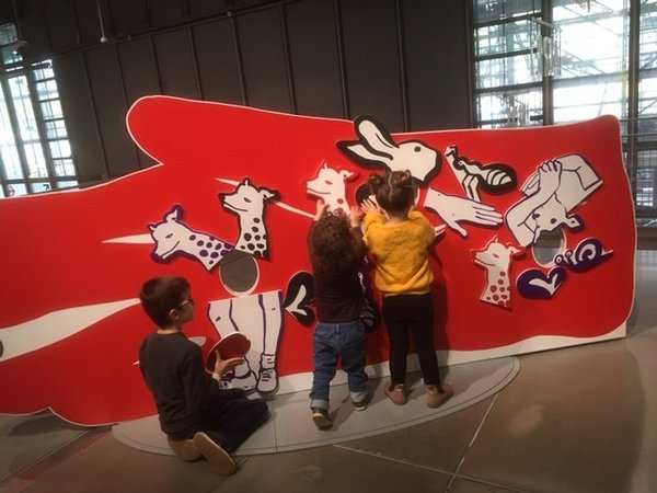 Installation interactive à la Galerie des enfants du centre Pompidou, l'artiste Françoise Petrovitch a imaginé un parcours interactif avec ses personnages et animaux gigantesques