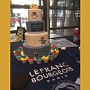 Un magnifique gâteau et des petits cupcakes aux couleurs de la célèbre enseigne.