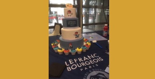 Un magnifique gâteau et des petits cupcakes aux couleurs de la célèbre enseigne.