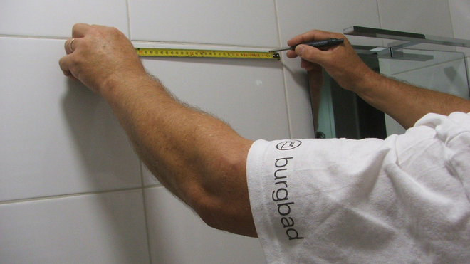 Etape 1 : prendre les mesures et les reporter à l’emplacement souhaité. Etape 1 : prendre les mesures et les reporter à l’emplacement souhaité.