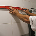 Etape 2 : à l’aide d’un niveau, tracer les repères afin de mettre à niveau le rail de fixation du meuble haut.