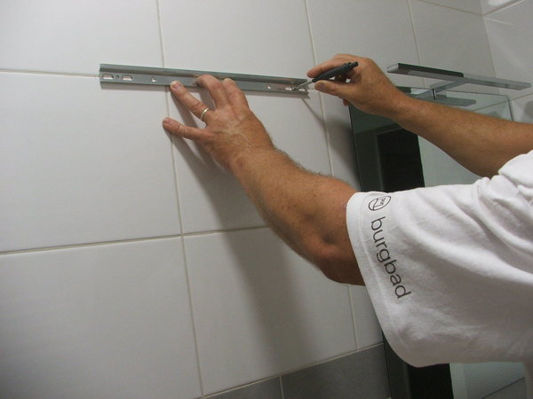 Etape 3 : vérifier le positionnement définitif des fixations du rail.