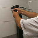 Etape 4 : à l’aide d’une perceuse et du foret adapté, percer les trous qui permettront de placer les chevilles.