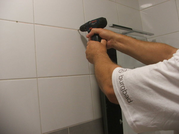 Etape 4 : à l’aide d’une perceuse et du foret adapté, percer les trous qui permettront de placer les chevilles.