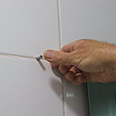 Etape 5 : placer les chevilles adaptées au type de mur concerné.