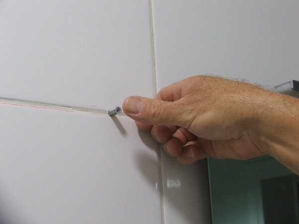 Etape 5 : placer les chevilles adaptées au type de mur concerné.