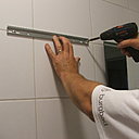 Etape 6 : fixer le rail dans les chevilles.