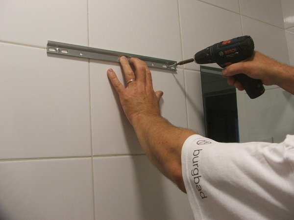 Etape 6 : fixer le rail dans les chevilles.