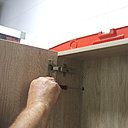 Etape 8 : à l’aide d’un tournevis, procéder au réglage du meuble. Ajuster la mise à niveau du meuble.