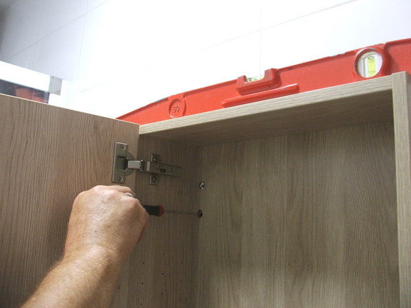 Etape 8 : à l’aide d’un tournevis, procéder au réglage du meuble. Ajuster la mise à niveau du meuble.