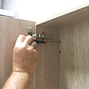 Etape 9 : serrer le meuble au mur en ajustant la vis du haut. Une fois terminé, vous pouvez mettre les caches vis.