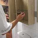 Etape 10 : fixer la poignée. Et voilà ! Le réglage des façades est réalisé d’usine mais si cela venait à bouger, vous avez la possibilité d’ajuster ces réglages manuellement sur les charnières.