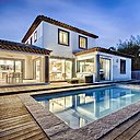 L’architecture de la maison s’inscrit dans le style des maisons traditionnelles et classiques du bord de mer de la région varoise.