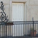 Avant : les anciennes persiennes abîmées par le temps. Et après le pas à pas composé de 9 étapes illustrées : les persiennes métalliques flambants neuves à l’aspect de peinture esthétique et durable.