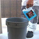 Etape 2 : dosage du nettoyant avant peinture Rust-Oleum 2904.