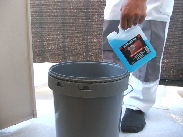 Etape 2 : dosage du nettoyant avant peinture Rust-Oleum 2904.