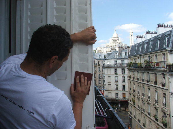 Etape 4 : dépolissage des anciennes peintures à l’abrasif.