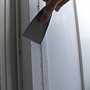 Etape 5 : élimination des sur-épaisseurs d’ancienne peinture au couteau à enduit.