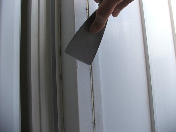 Etape 5 : élimination des sur-épaisseurs d’ancienne peinture au couteau à enduit.