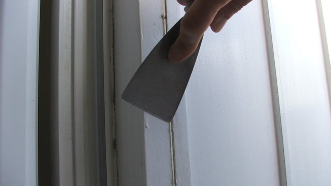 Etape 5 : élimination des sur-épaisseurs d’ancienne peinture au couteau à enduit.