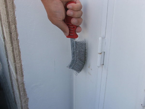 Etape 6 : élimination des traces d’oxydation à la brosse métallique.