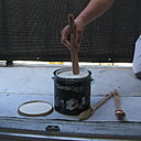 Etape 7 : préparation de la peinture primaire-finition Rust-Oleum Combicolor Original par homogénéisation préalable.