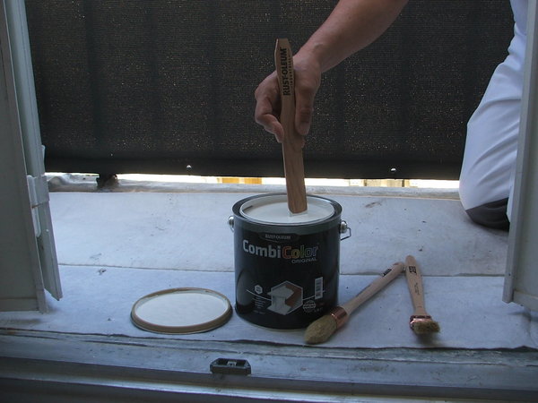 Etape 7 : préparation de la peinture primaire-finition Rust-Oleum Combicolor Original par homogénéisation préalable.