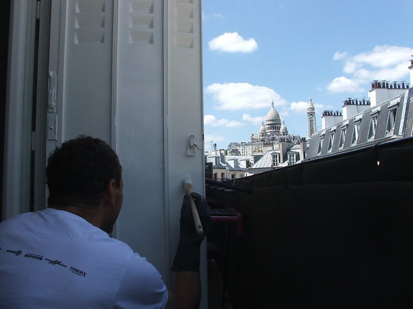 Etape 8 : mise en peinture des parties pleines des persiennes métalliques avec une brosse ronde.